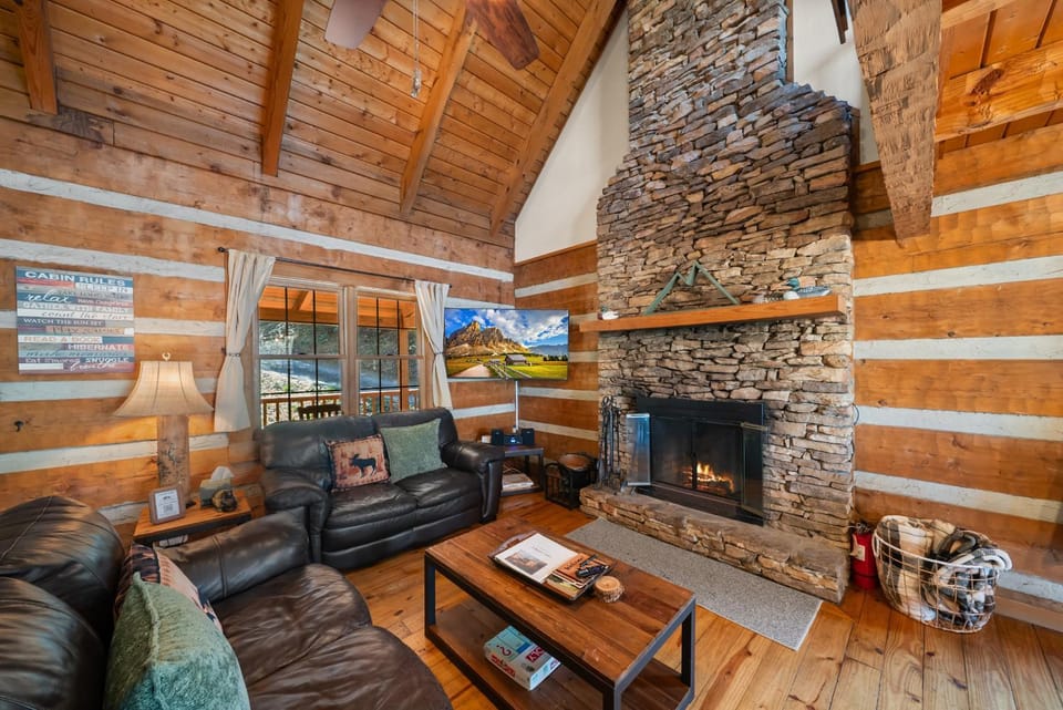 5 Bears Cabin Wooded cabin with hot tub arcade games pool table fire pit Cabin in Brushy Fork