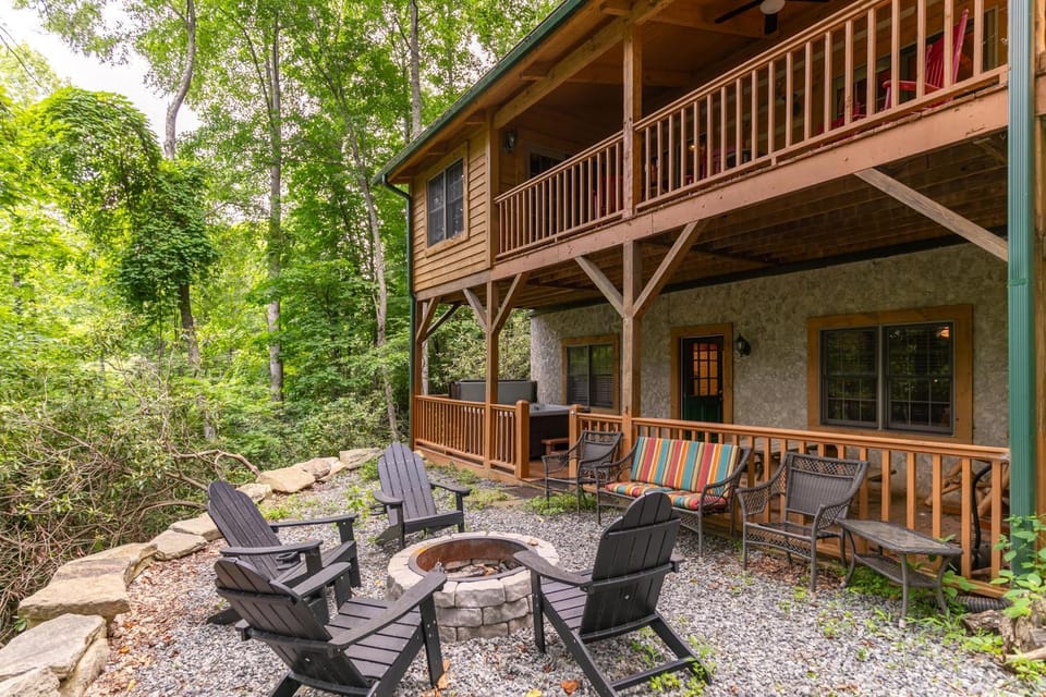 5 Bears Cabin Wooded cabin with hot tub arcade games pool table fire pit Cabin in Brushy Fork