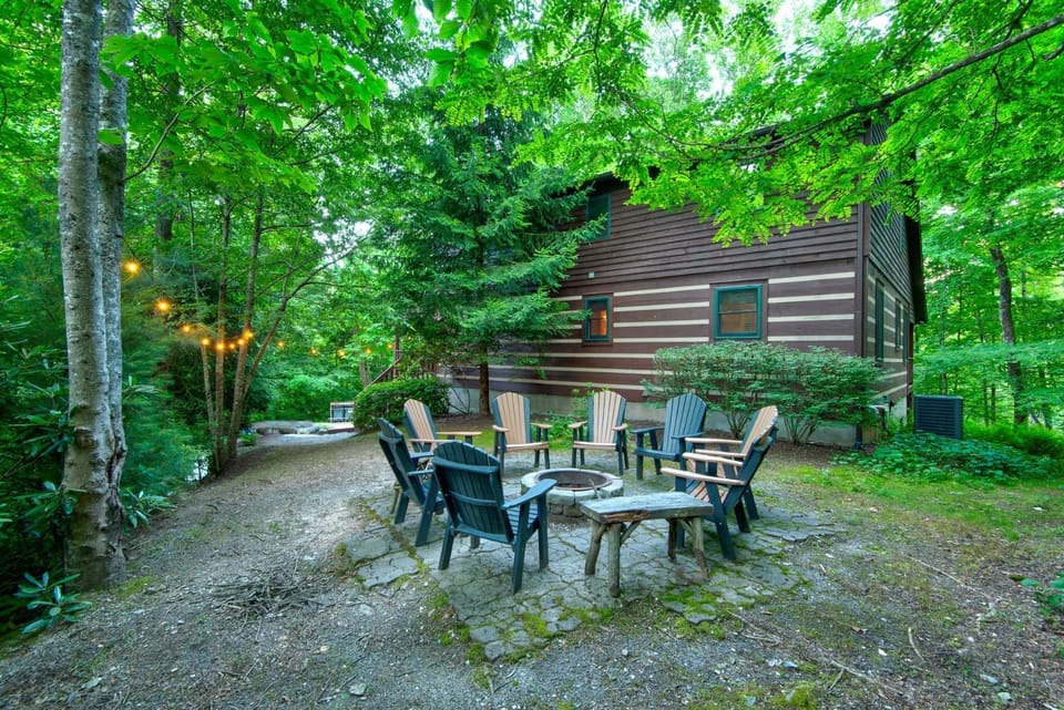 Carolina Charm - Hot Tub - Pool Table - Fire Pit- House in Brushy Fork