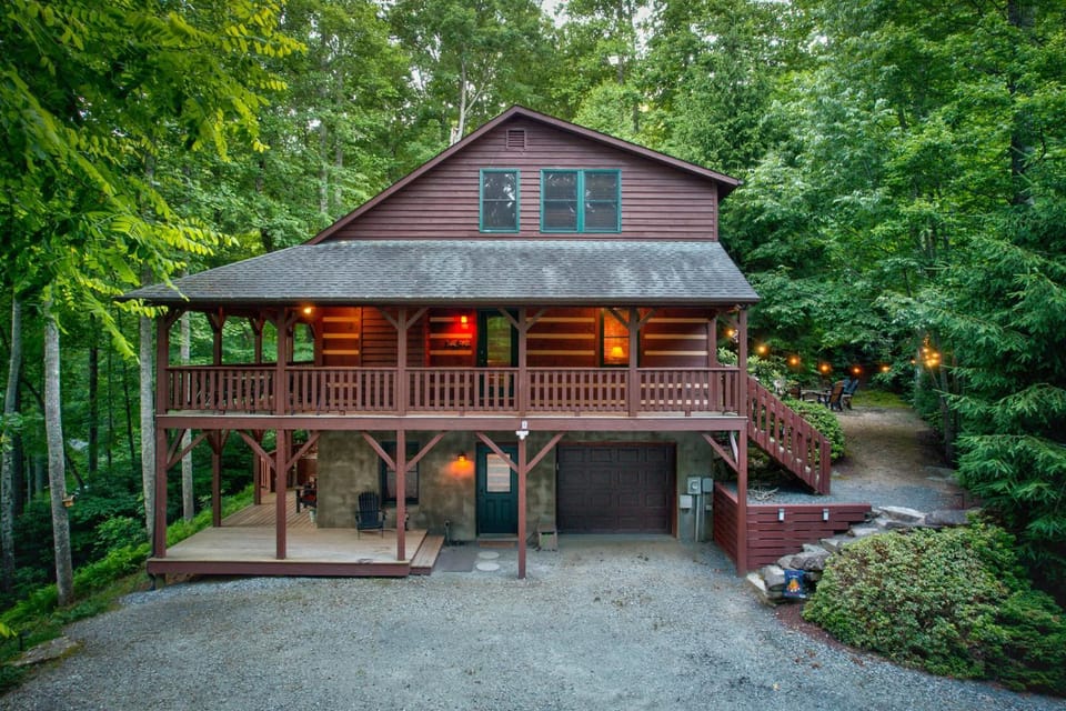 Carolina Charm - Hot Tub - Pool Table - Fire Pit- House in Brushy Fork