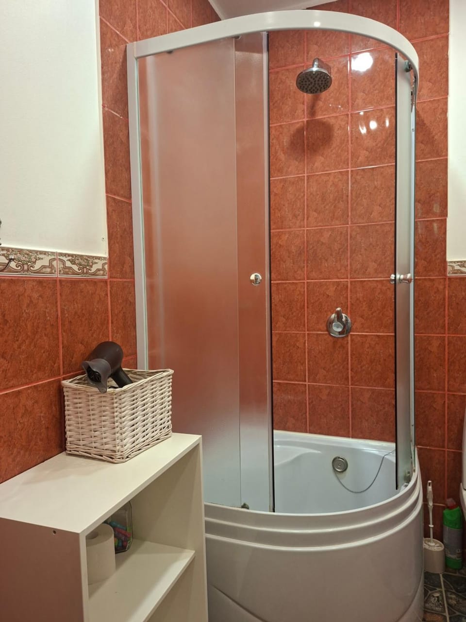Shower, Bathroom, hair dryier, towels