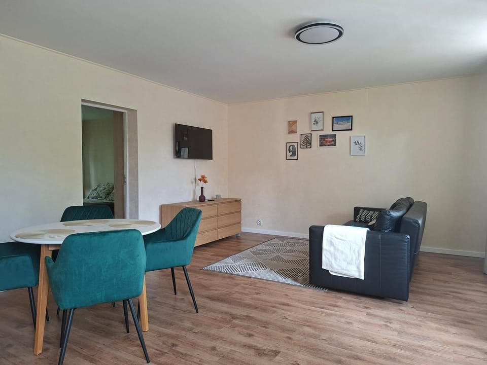 TV and multimedia, Living room, Seating area, Dining area