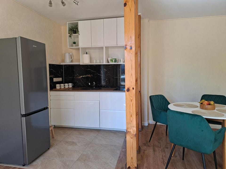 Coffee/tea facilities, Kitchen or kitchenette, Dining area, stove