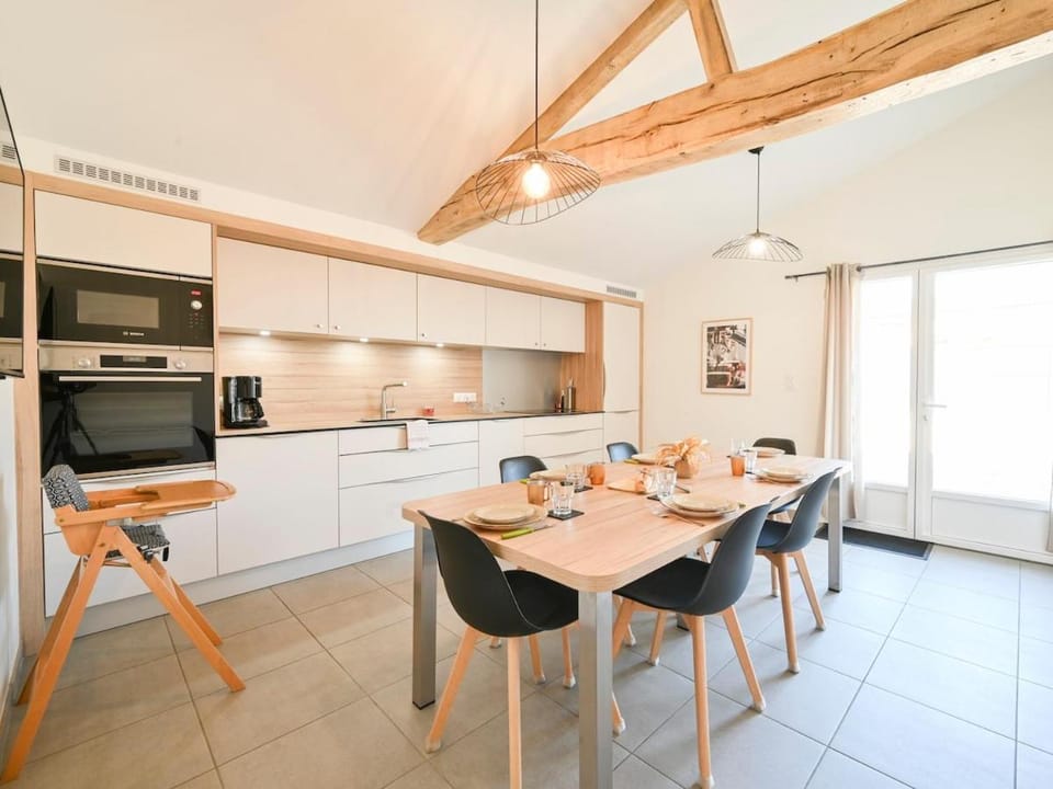 Coffee/tea facilities, Dining area, dishwasher, heating, oven, stove, toaster, kitchen