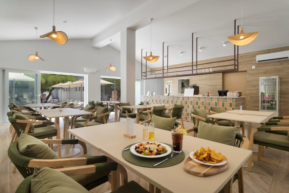 Restaurant/places to eat, Communal lounge/ TV room, Living room, Lounge or bar, Food and drinks, Food, Drinks