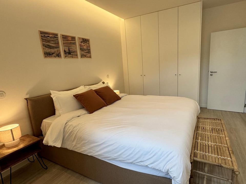 Bed, Bedroom, internet, wardrobe, air conditioner