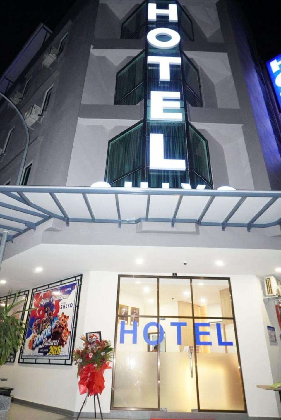 Facade/entrance