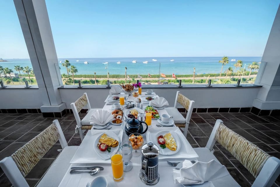 Balcony/Terrace, Food and drinks, Seating area, Food, Breakfast