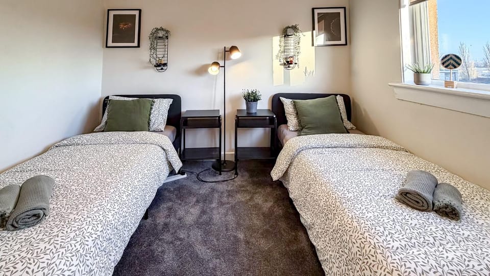 Clydebank 3-Bedroom Apartment with 6 beds, New furniture Apartment in Scotland