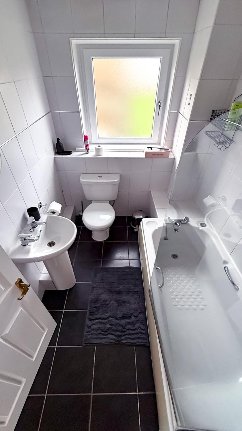 Clydebank 3-Bedroom Apartment with 6 beds, New furniture Apartment in Scotland