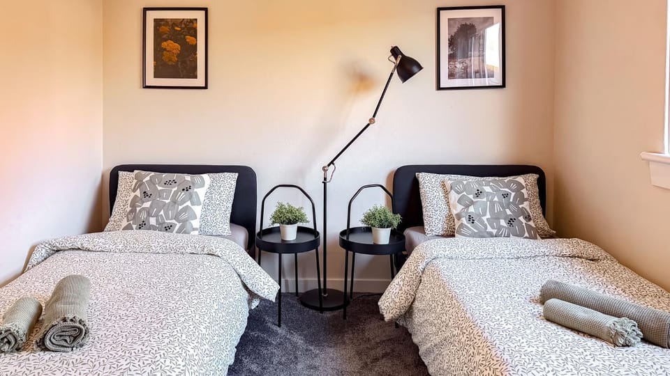 Clydebank 3-Bedroom Apartment with 6 beds, New furniture Apartment in Scotland