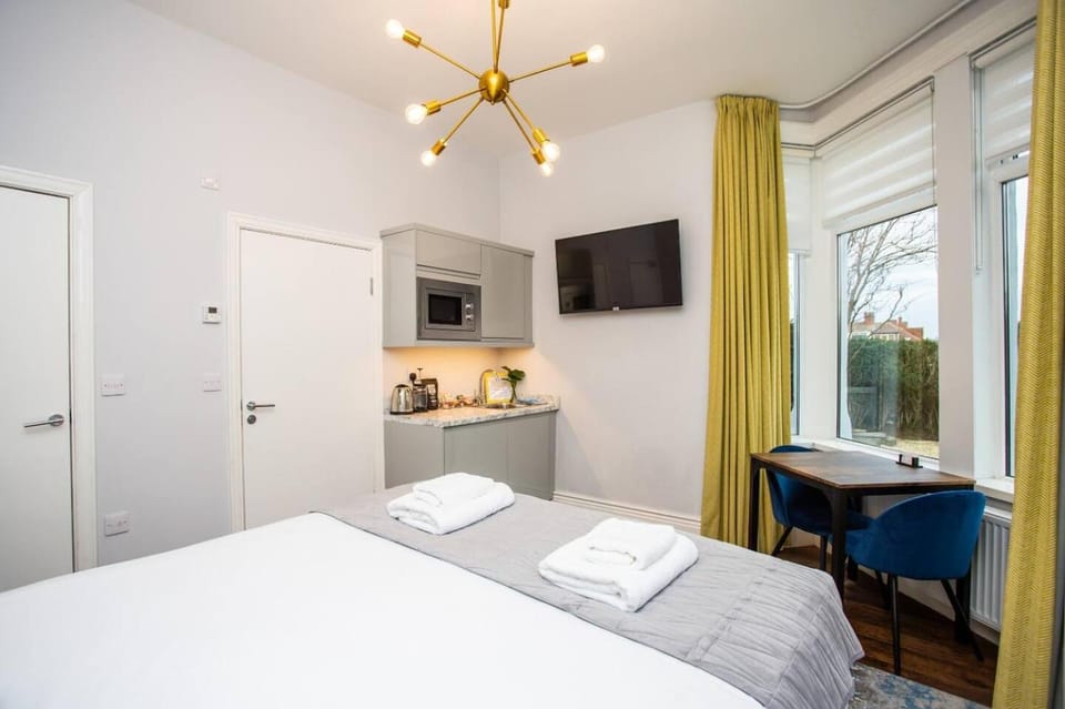Bed, TV and multimedia, Kitchen or kitchenette, Bedroom, towels