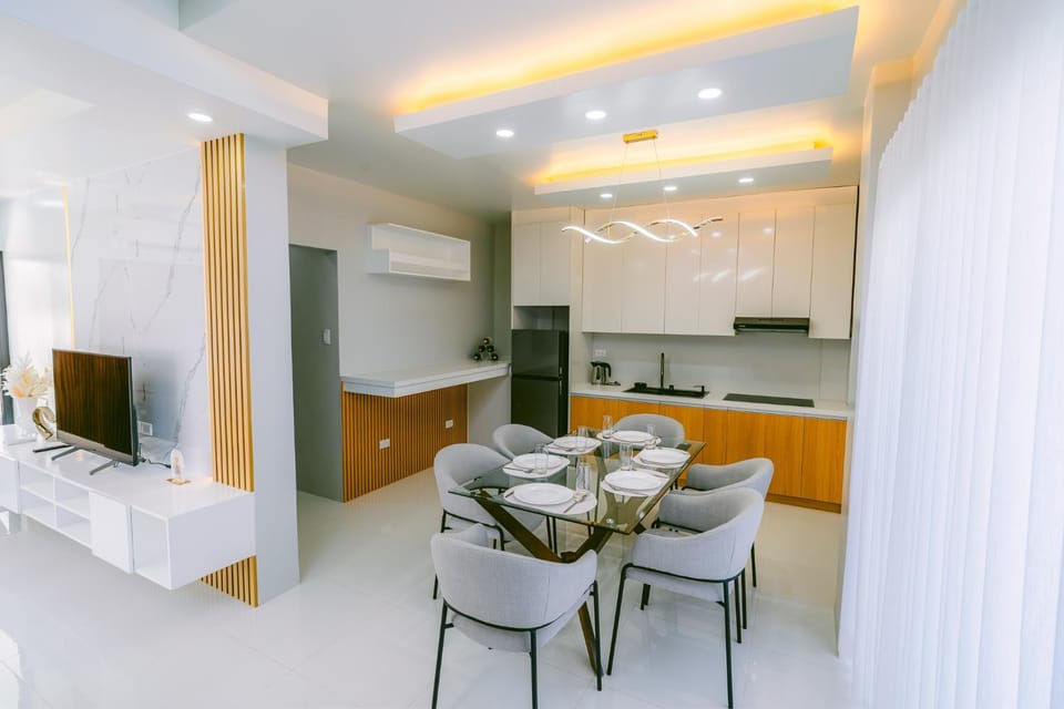 Kitchen or kitchenette, Dining area
