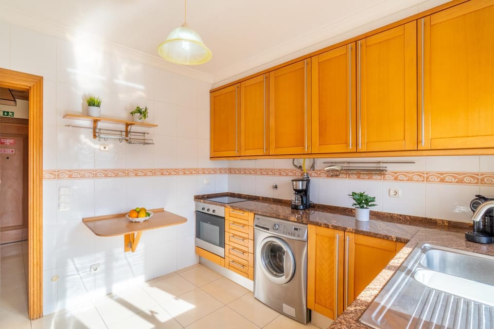 Kitchen or kitchenette, oven, washing machine