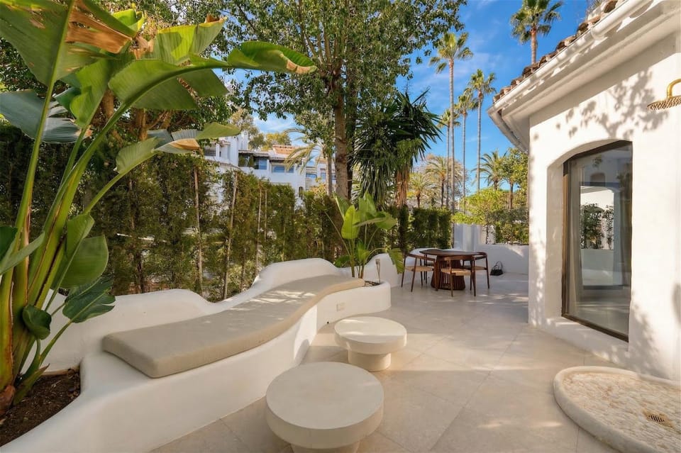 Property building, Balcony/Terrace, Living room, Swimming pool