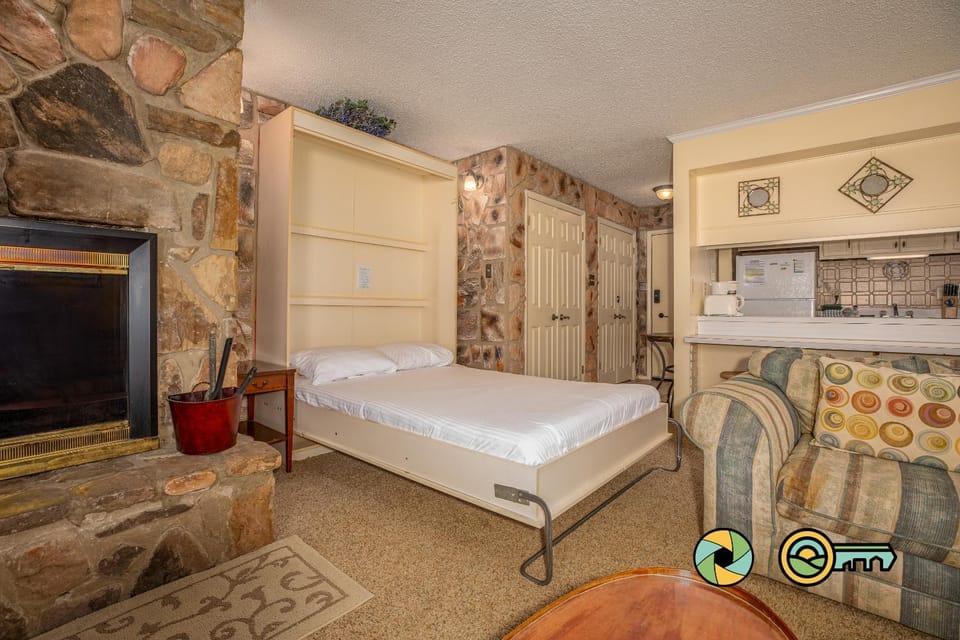 Aspen East Unit #211: Hearthstone Hideout House in Basye