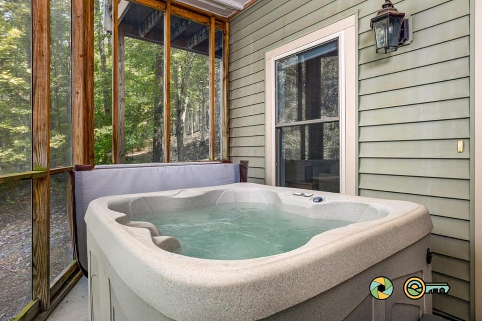 6010 Crooked Run: Moonshine Mountain Chalet in Basye