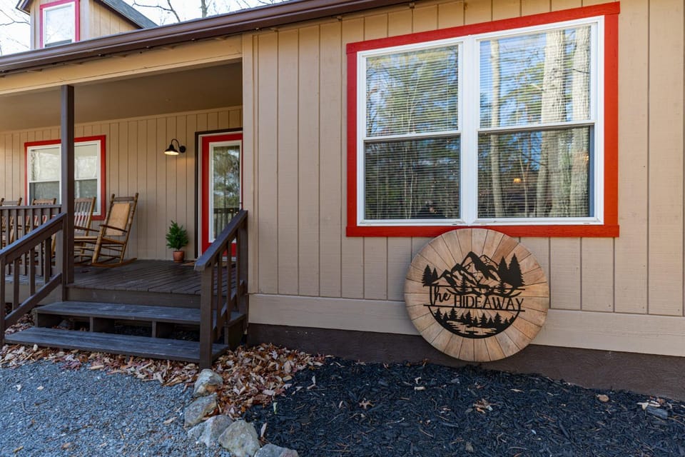 103 Palmer Road: The Hideaway House in Basye