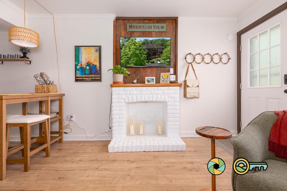 The Hill A-21: Little Fox Den House in Basye