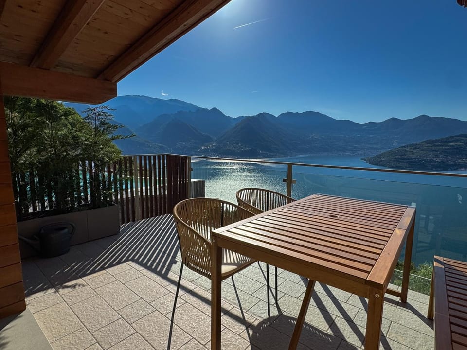 Balcony/Terrace, Dining area, Lake view