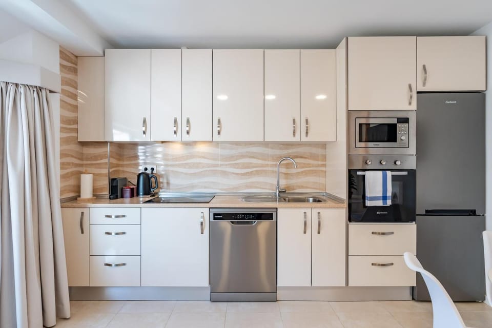 Coffee/tea facilities, Kitchen or kitchenette, dishwasher, oven, stove, toaster