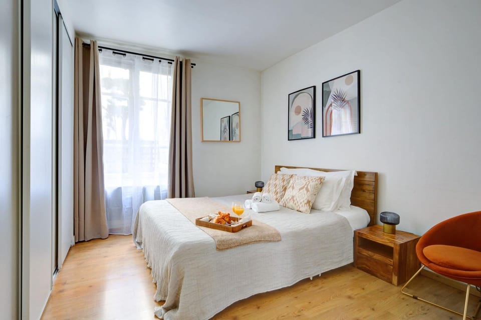 Property building, Bed, Food and drinks, Photo of the whole room, Bedroom, Food, towels