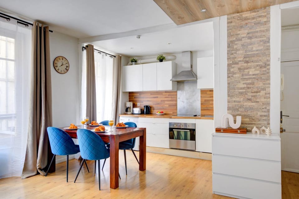 Kitchen or kitchenette, Dining area, oven, stove, toaster
