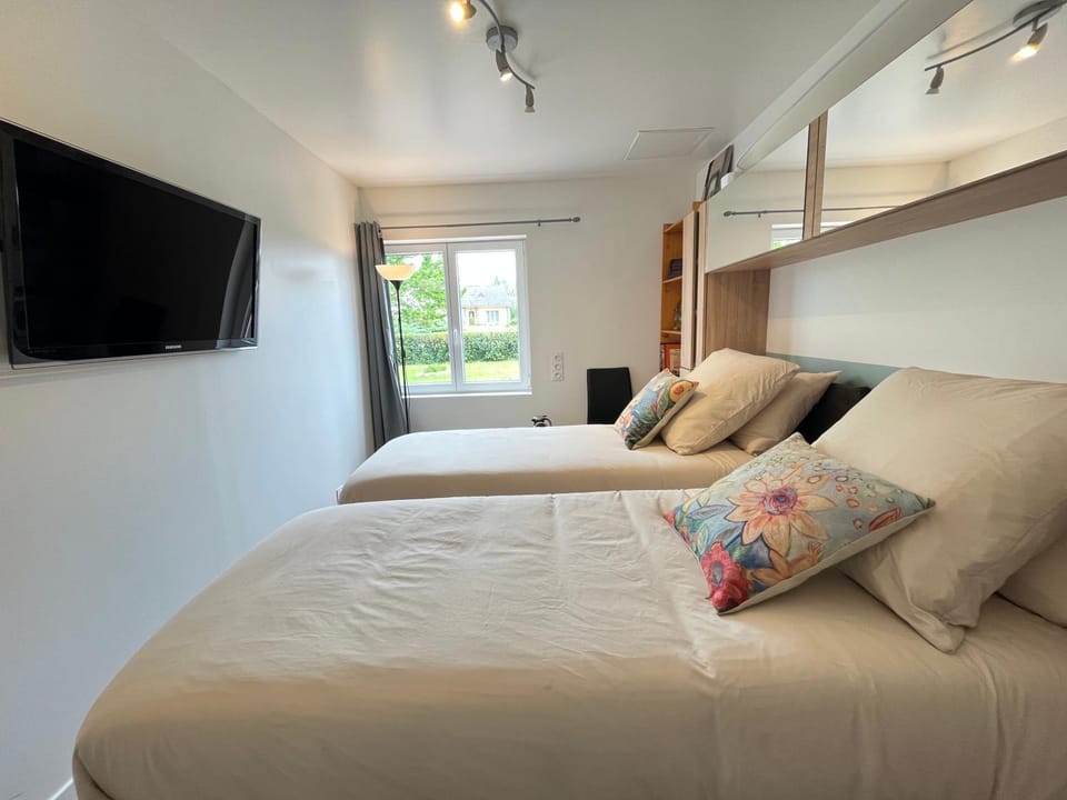 Bed, TV and multimedia, Photo of the whole room, Bedroom