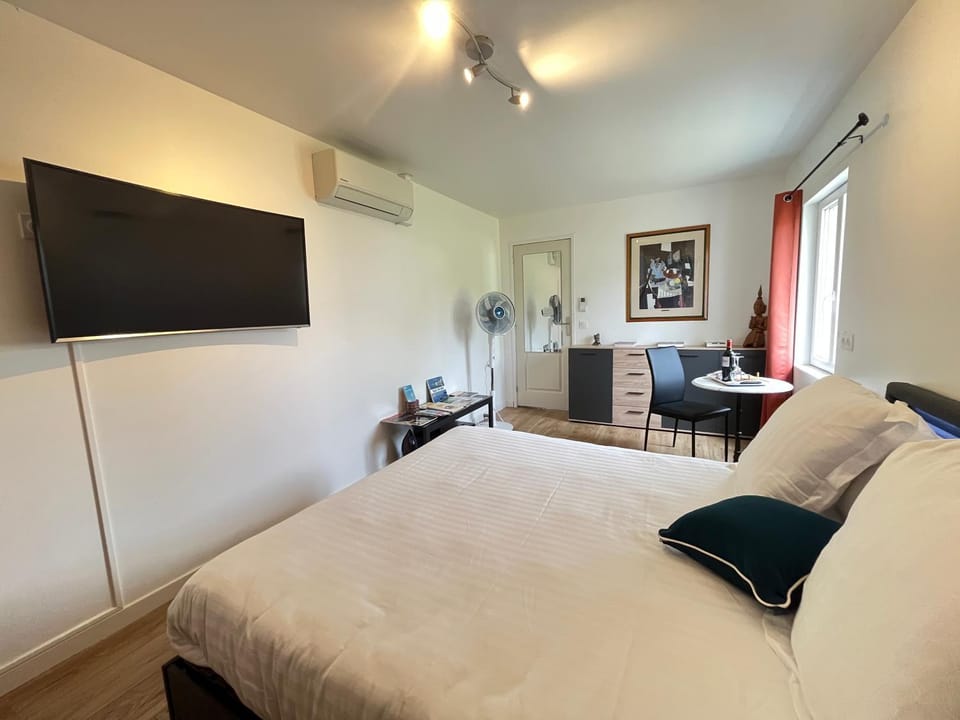Bed, TV and multimedia, Photo of the whole room, Seating area, Bedroom, air conditioner