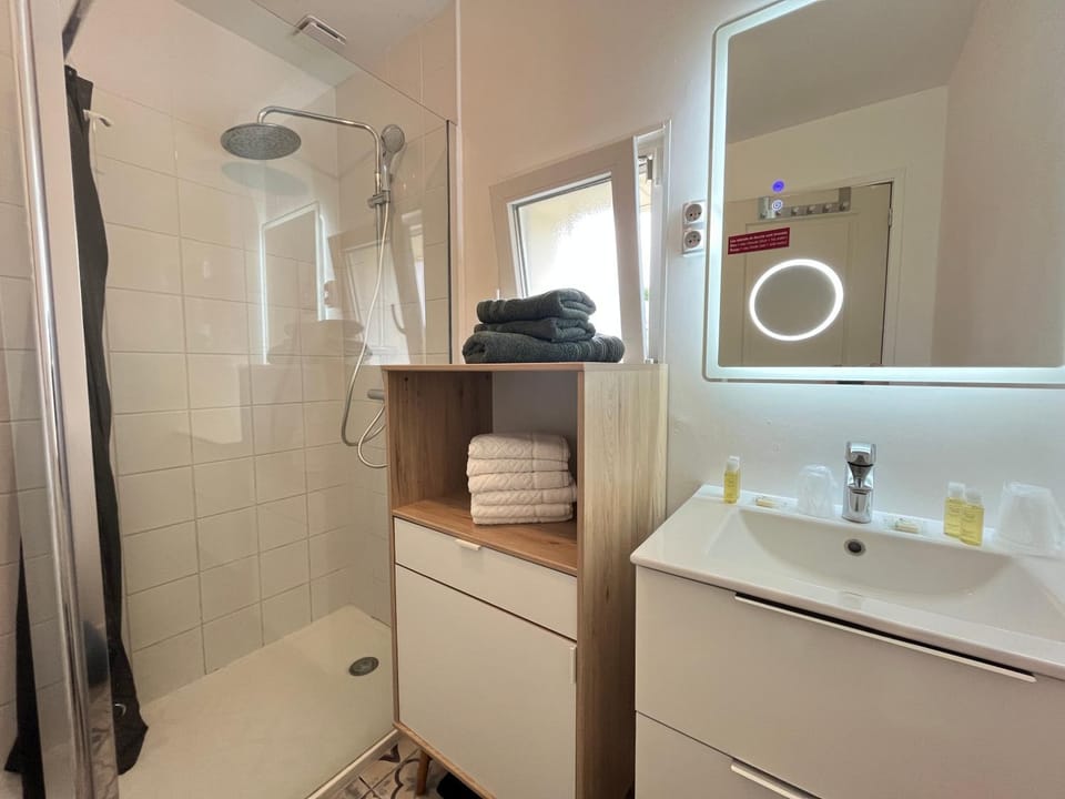 Shower, Bathroom, towels