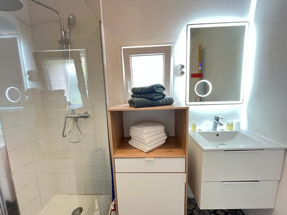 Shower, Bathroom, towels
