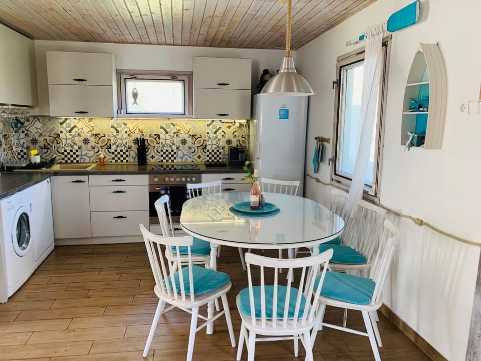 Vízparti nyaraló- Beachfront Haven House in Hungary
