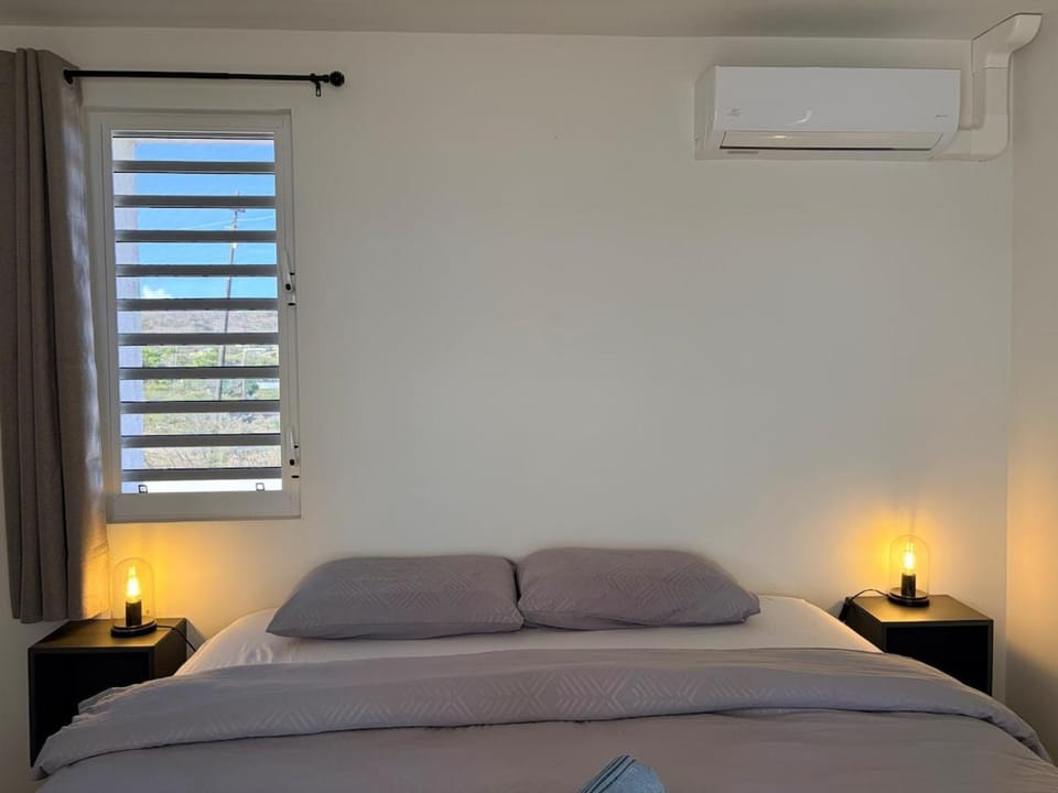 Casa Limon - Central Gated Home with Full AC near Juliana Dorp and Grote Berg Apartment in Willemstad