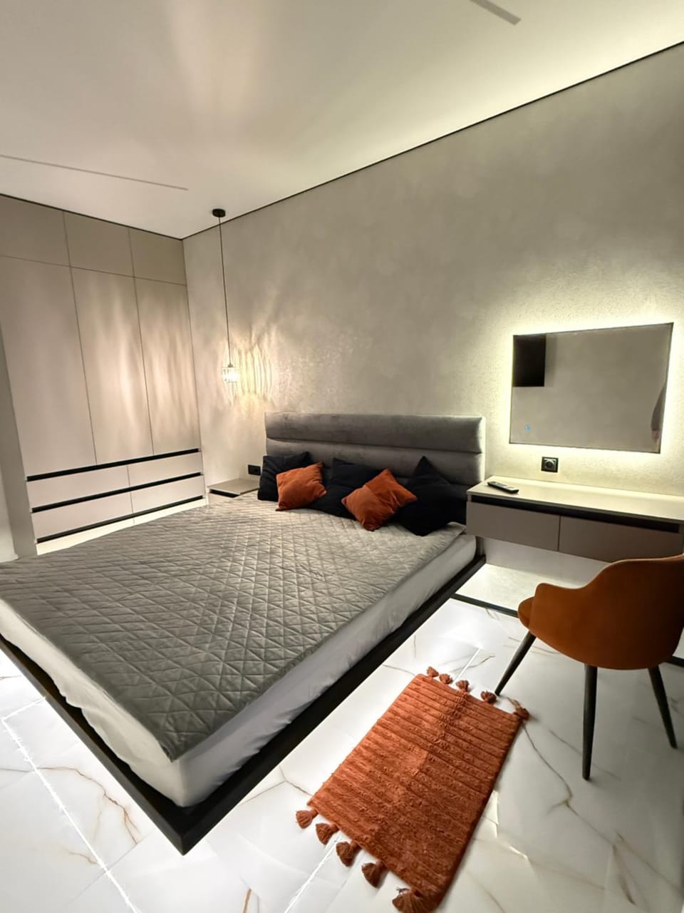 Bed, TV and multimedia, Seating area, Bedroom