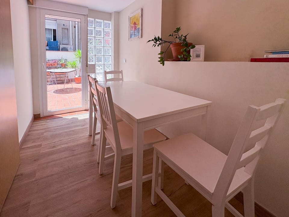 TV and multimedia, Living room, Seating area, Dining area