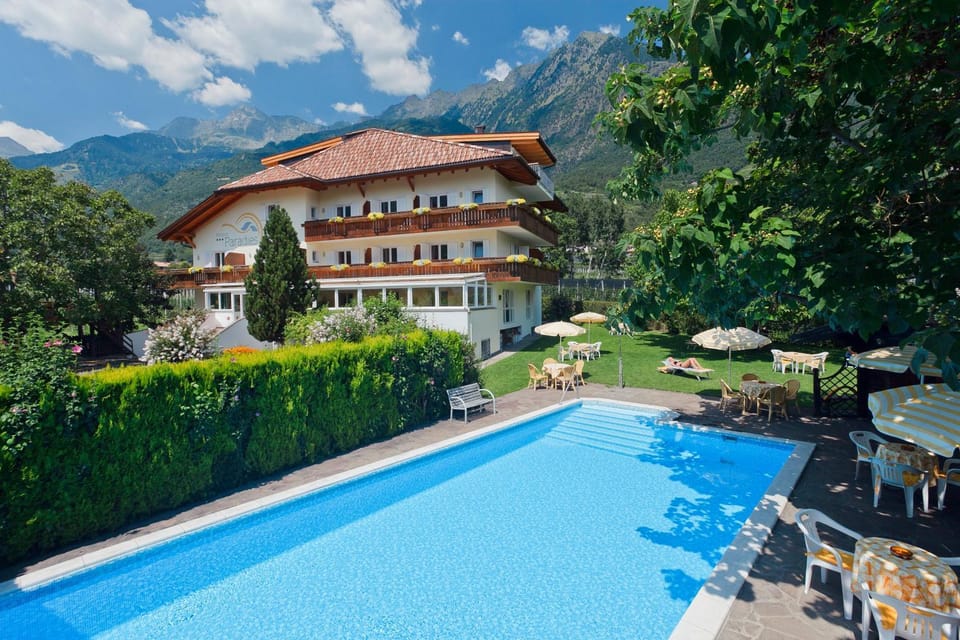 Property building, Garden, Garden, Swimming pool, Swimming pool