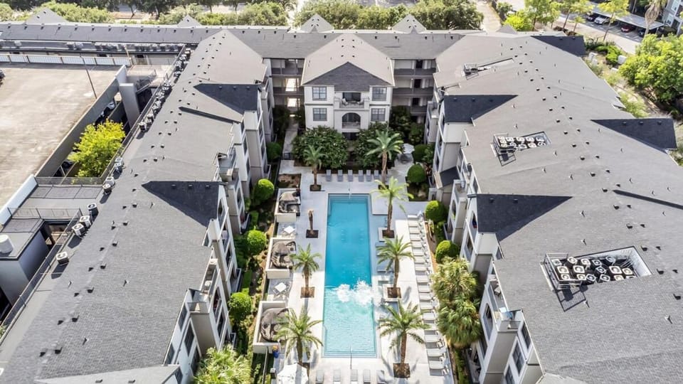 Ocean Breeze - 2BR-NRG-Med Center-Pool-Gym-Sleep 6 Apartment in Houston