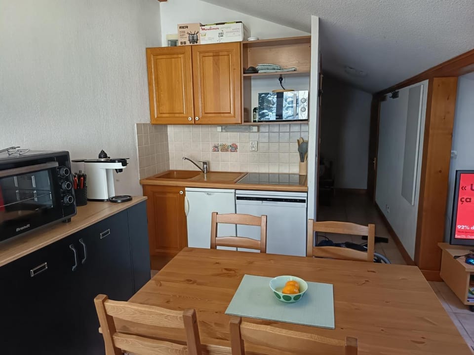 Kitchen or kitchenette, Living room