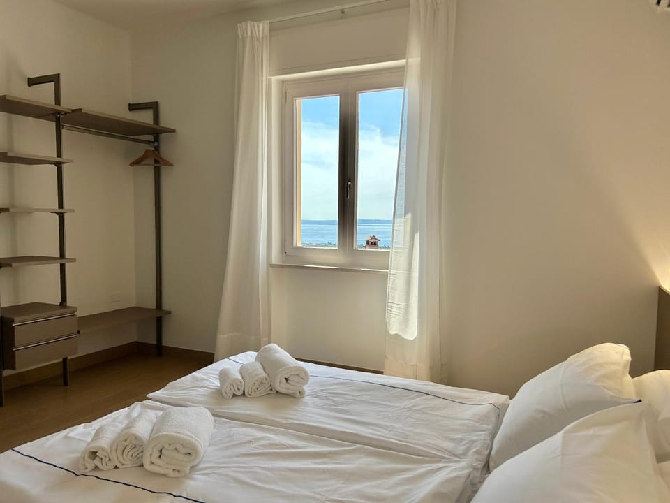 Bed, Natural landscape, Photo of the whole room, Bedroom, Lake view, towels