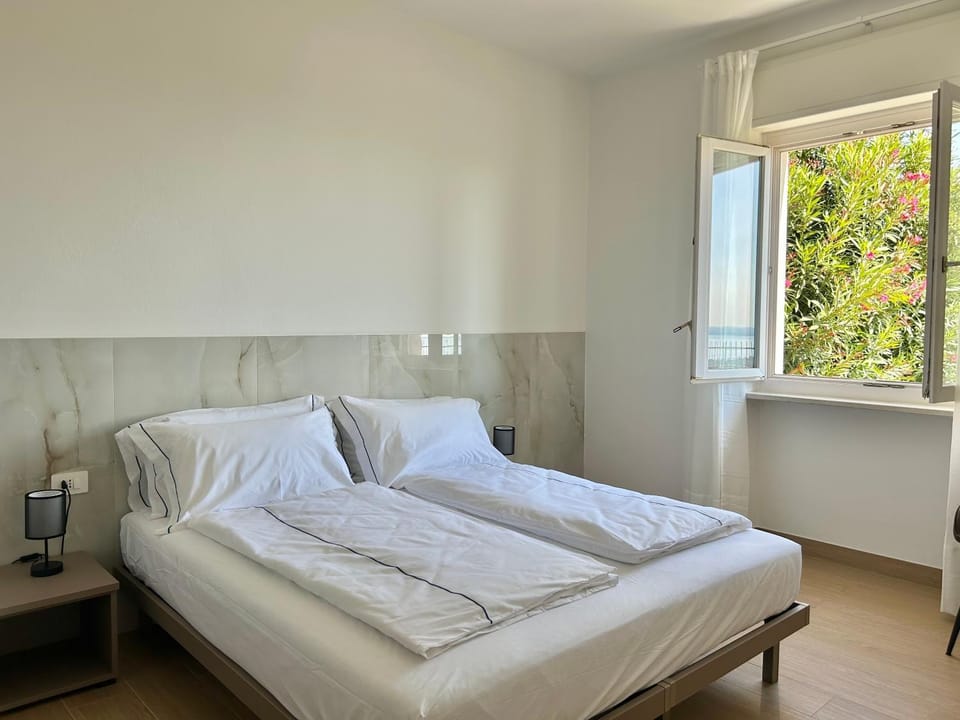 Bedroom, Garden view