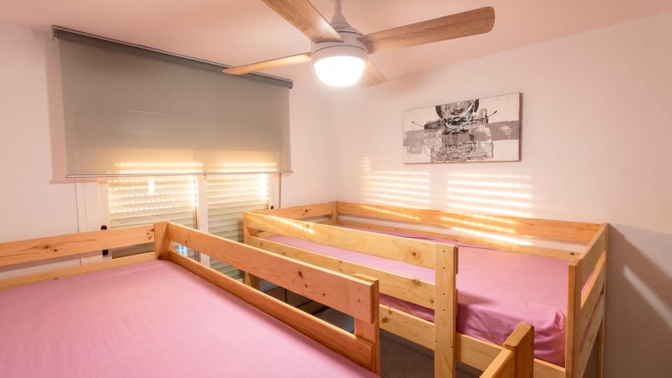 Bedroom, bunk bed