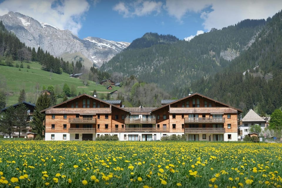 Property building, Day, Natural landscape, Summer, Mountain view