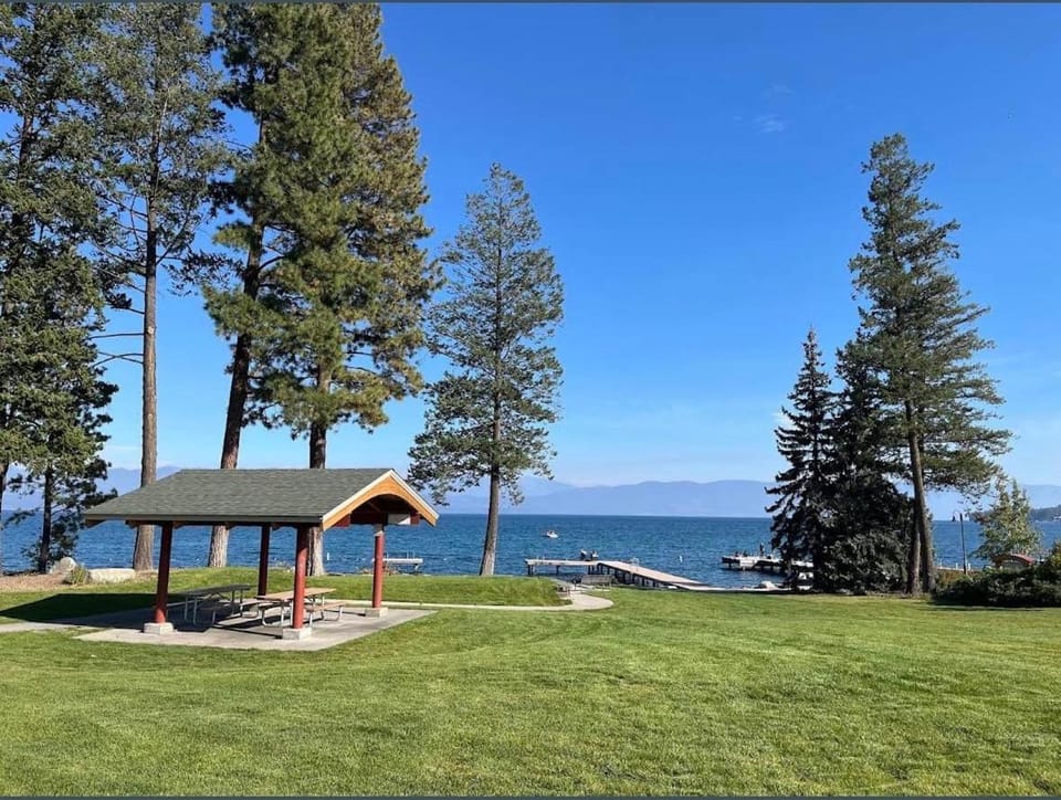 Lakeview 4BR Huge Deck Dog Friendly ADA House in Lakeside