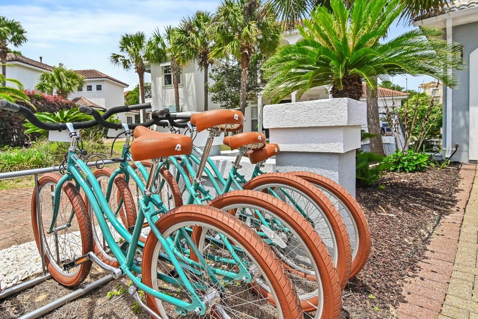 Peachy Palm House in Destin