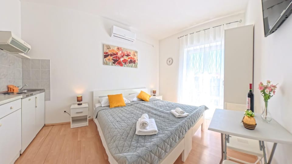 Bed, TV and multimedia, Kitchen or kitchenette, Photo of the whole room, Bedroom, towels