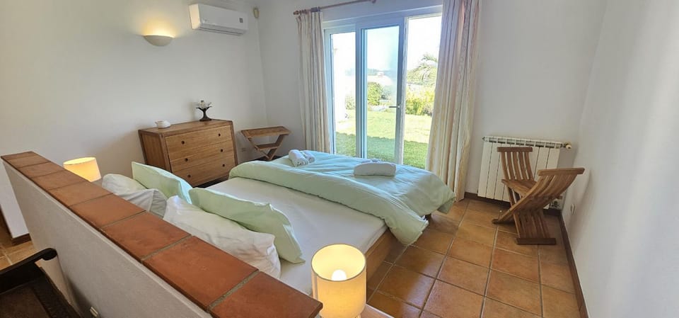 Bed, Photo of the whole room, Bedroom, air conditioner