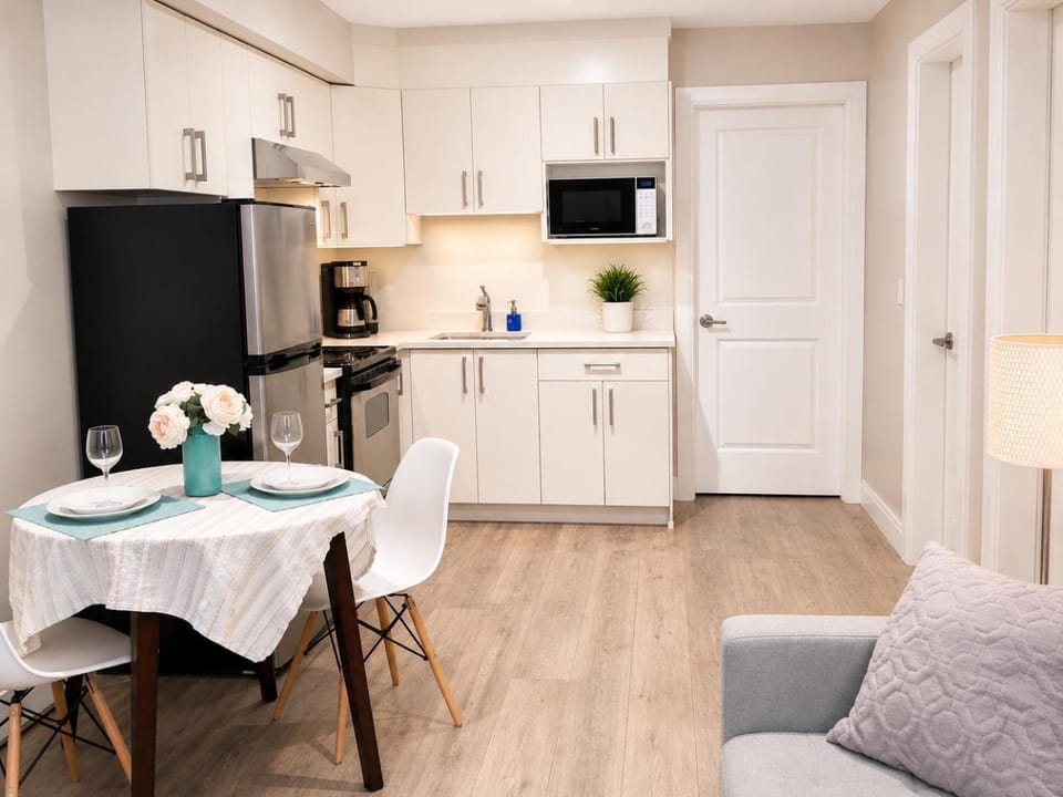 Bright Suite with parking 30 min to FIFA skytrain Apartment in New Westminster