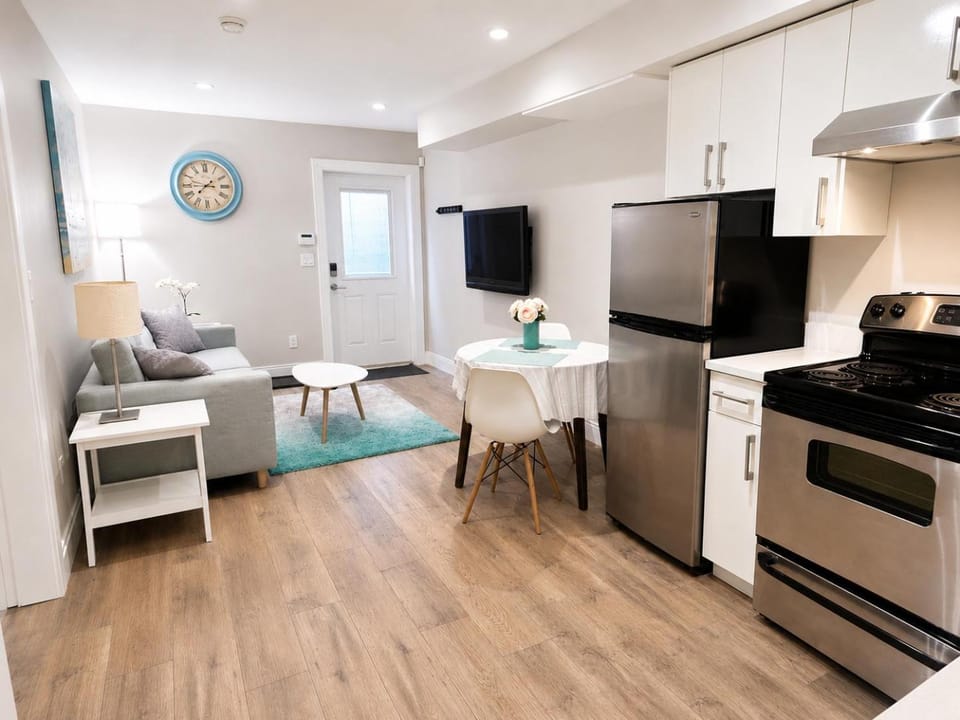 Bright Suite with parking 30 min to FIFA skytrain Apartment in New Westminster