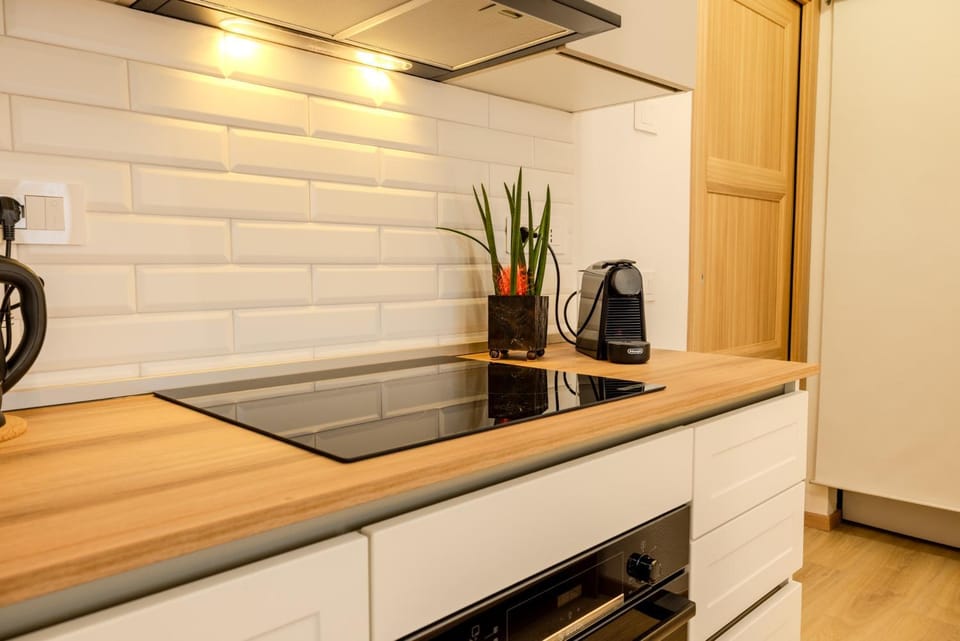Coffee/tea facilities, oven, stove