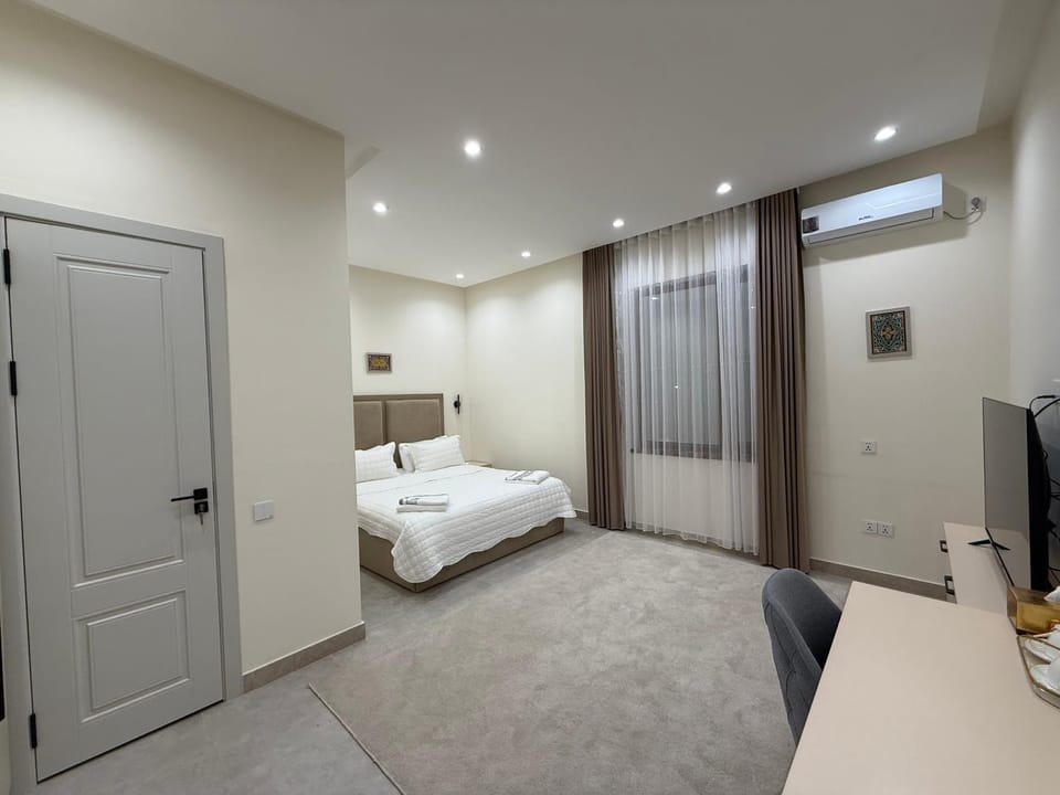 Photo of the whole room, Bedroom